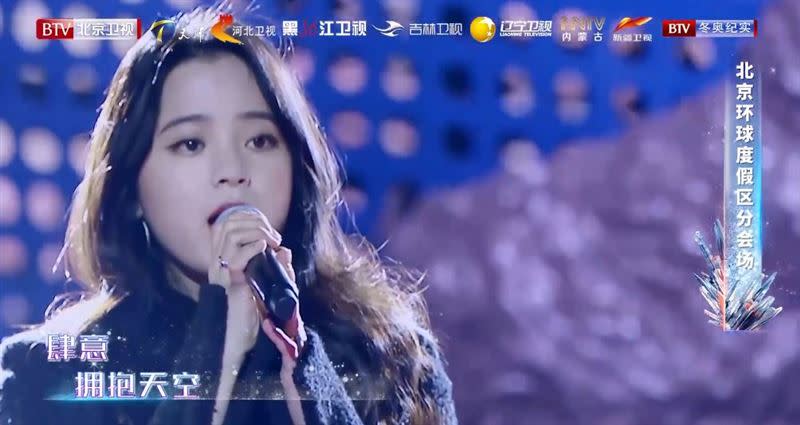 歐陽娜娜參與北京衛視跨年節目表演。（圖／翻攝自歐陽娜娜微博）
