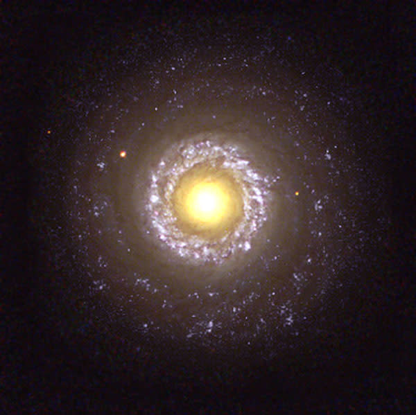 16. Lo que a primera vista puede parecer un huevo partido en dos, no es más que una imagen de la pequeña galaxia en forma de espiral NGC 7742. Pero esta no es una galaxia común y corriente, sino del tipo probablemente impulsada por un agujero negro que reside en su núcleo.