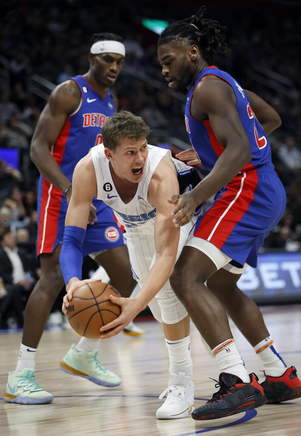 Magic center Moritz Wagner looks to pass the ball from between Pistons center Isaiah Stewart, right, and center Jalen Duren, left, during the first half on Wednesday, Dec. 28, 2022, at Little Caesars Arena.