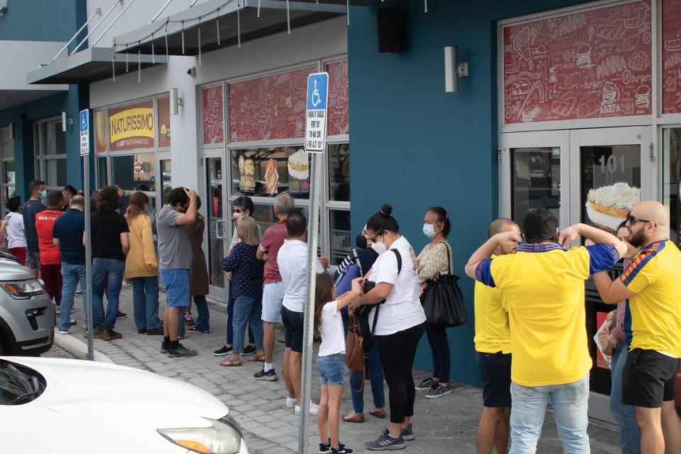 Una fila de clientes que esperan para entrar a probar los sabores de Naturíssimo.