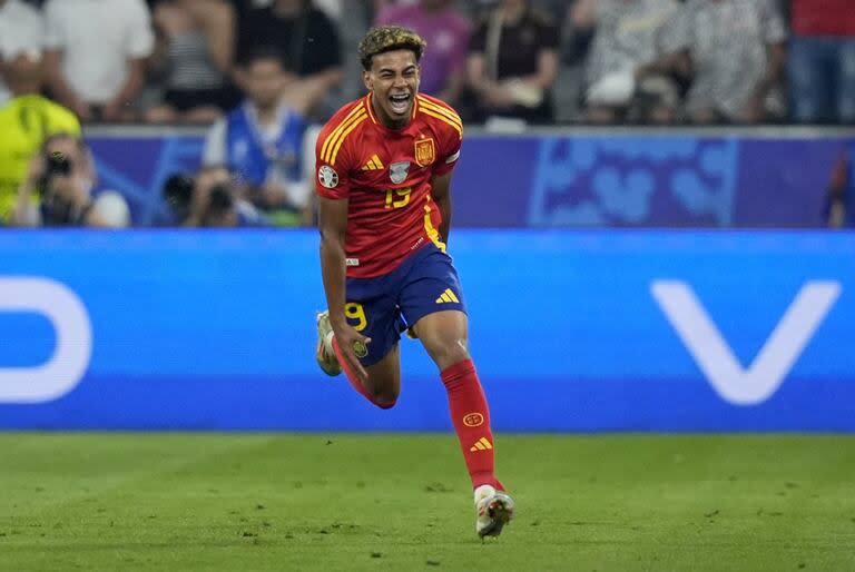 Lamine Yamal celebra el 1 a 1 parcial entre España y Francia por Eurocopa (AP Photo/Matthias Schrader)