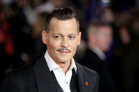 <p>Aunque no lo creas, antes de se famoso, el actor trabajó vendiendo plumas por teléfono. Llegó a confesar al diario <em><a rel="nofollow noopener" href="https://www.nydailynews.com/entertainment/gossip/johnny-depp-slams-reality-tv-people-famous-i-don-know-what-article-1.1739088" target="_blank" data-ylk="slk:New York Daily;elm:context_link;itc:0;sec:content-canvas" class="link ">New York Daily</a></em>, que el ‘telemarketing’ le gustaba porque le hablaba a completos extraños a quienes les inventaba cualquier nombre, como un personaje, para poder vender. Foto: Mmike Marsland / Getty Images. </p>