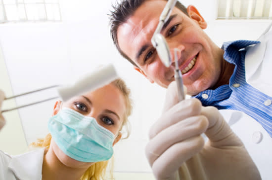 Busca al dentista que tiene buena reputación / Foto: iStockphoto