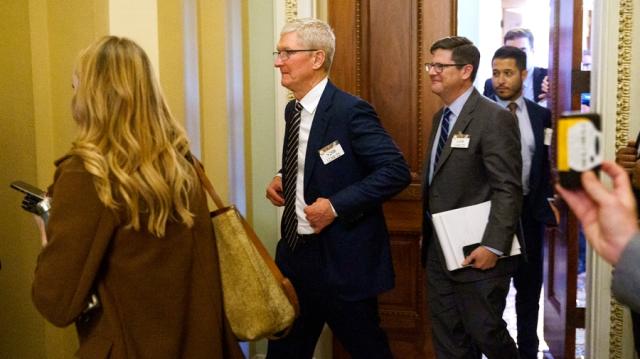 How to dress for power like Apple CEO Tim Cook – HUNKS OVER 40