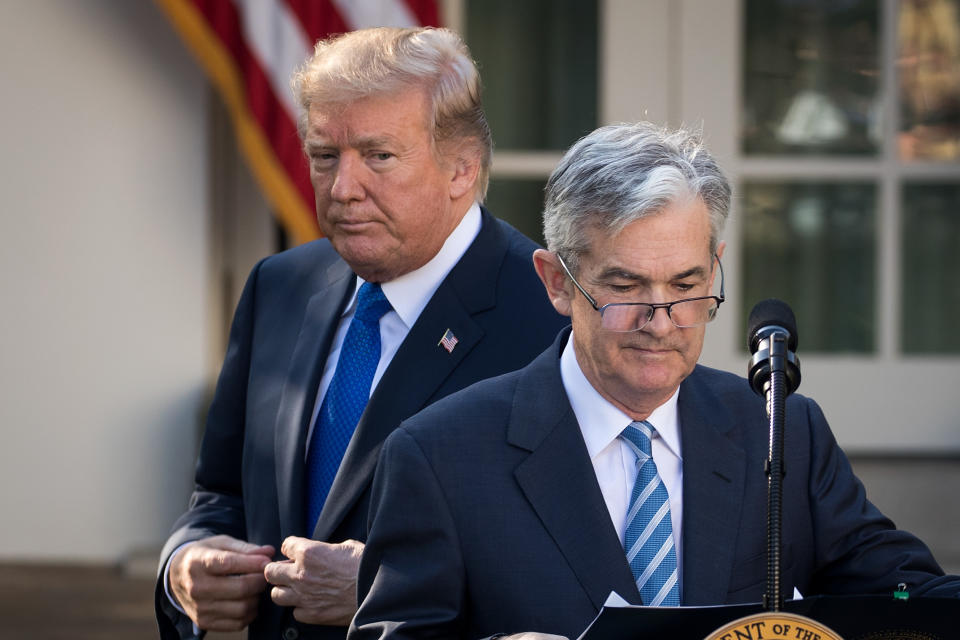 WASHINGTON, DC – 2. NOVEMBER: (L-R) USAs president Donald Trump ser på mens hans nominerte til sentralbanksjef Jerome Powell inntar podiet under en pressekonferanse i House Rose Garden Blanche, 2. november 2017 i Washington, DC. Mandatperioden til nåværende sentralbanksjef Janet Yellen utløper i februar. (Foto av Drew Angerer/Getty Images)