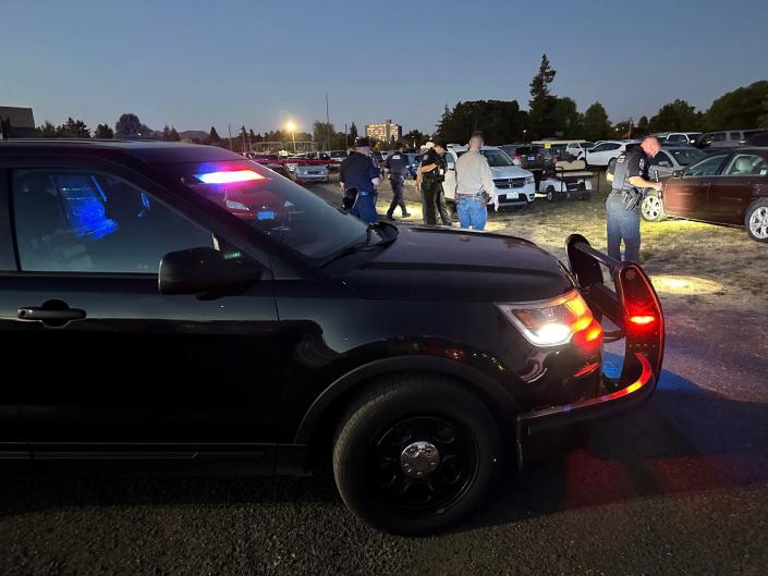 La policía está investigando el tiroteo que ocurrió en el estacionamiento fuera del recinto ferial del condado de Lane.