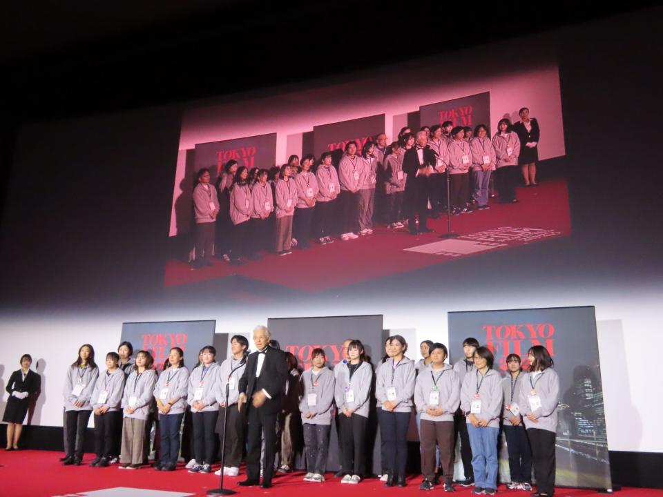 東京國際影展主席安藤裕康（中）介紹影展的義工並表達感謝。