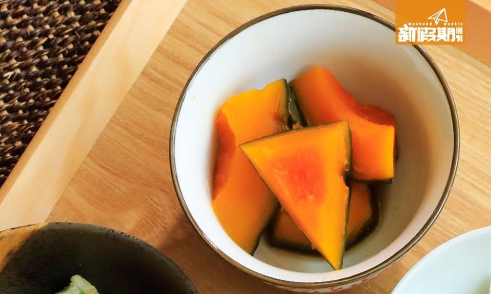 甘煮南瓜<br>每顆日本南瓜，在瓜皮開 了小孔來收汁，讓味淋和 醬油入味，帶出瓜甜。