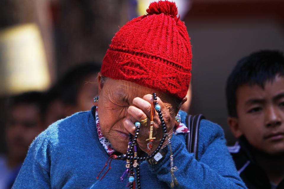 La madre de Ang Kaji Sherpa, un montañista que murió en una avalancha en el Everest, llora mientras espera el cadáver de su hijo, en Katmandu, Nepal, el sábado 19 de abril de 2014. Trece guías fallecieron el viernes, y tres más están desaparecidos, por un alud en el pico más alto del mundo. (Foto AP/Niranjan Shrestha)