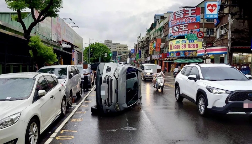 休旅車撞上路邊車輛後翻車。（圖／翻攝畫面）