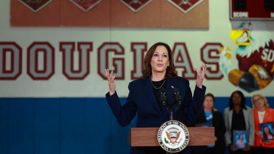 PHOTO: Vice President Kamala Harris Visits Site Of Parkland School Shooting, Marjory Stoneman Douglas High School (Joe Raedle/Getty Images)