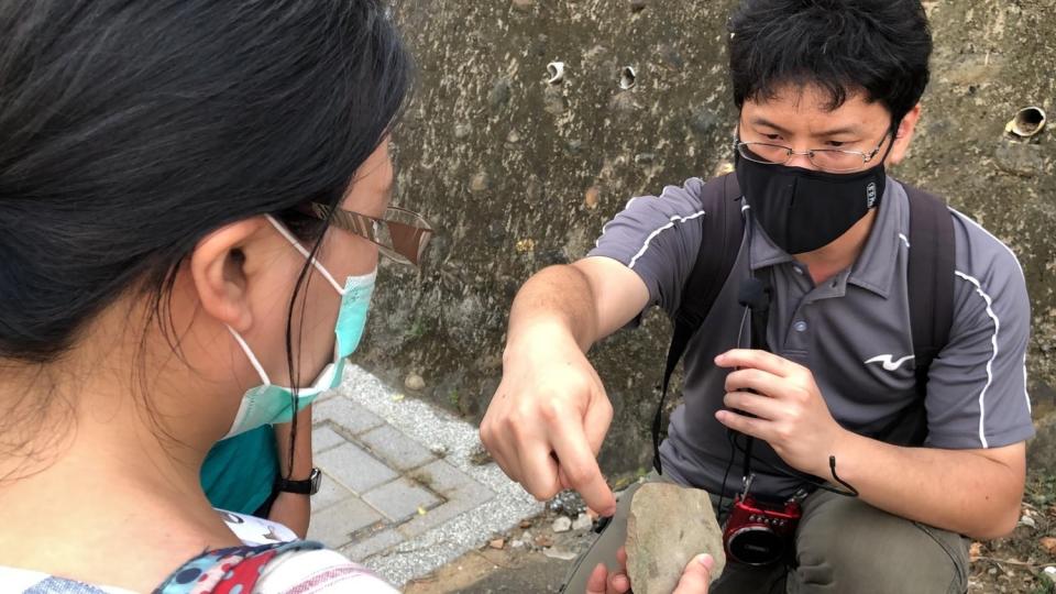 9月24、25日台大人類學系專業人員導覽斬龍山考古遺址內涵。   圖：新北市文化局提供