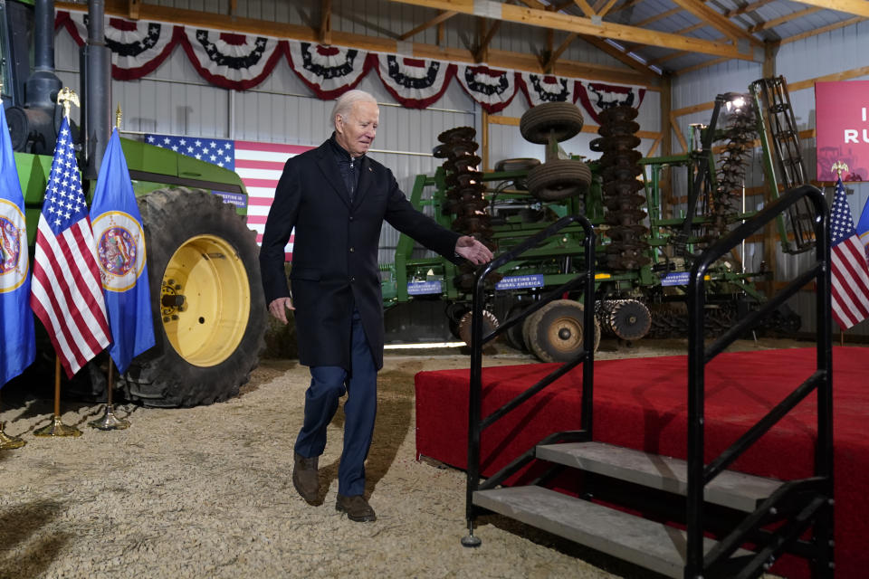 El presidente Joe Biden camina hacia el escenario en la empresa Dutch Creek Farms, el miércoles 1 de noviembre de 2023, en Northfield, Minnesota. (AP Foto/Andrew Harnik)