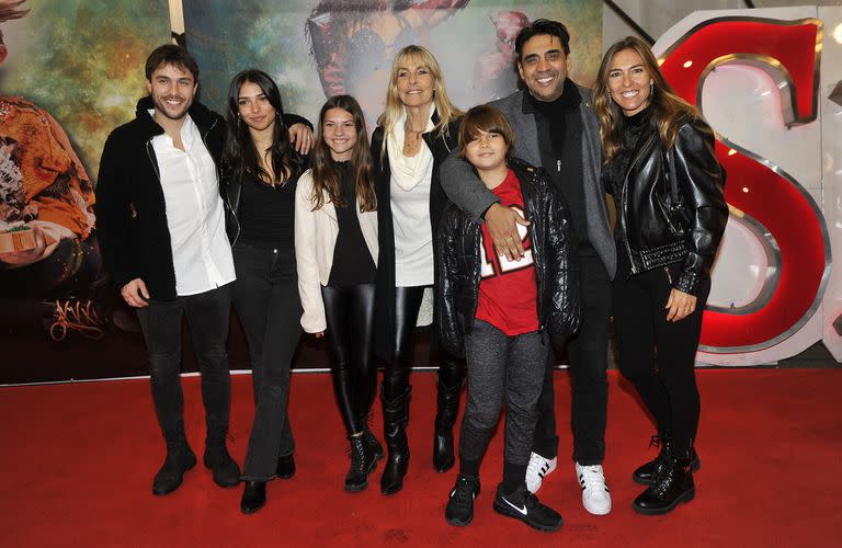 Famosos en la alfombra roja Circo Servián