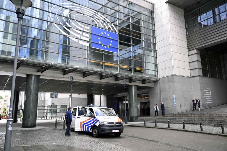 La policía belga llega para llevar a cabo registros en el edificio del Parlamento Europeo como parte de una investigación belga sobre la sospecha de injerencia rusa y la corrupción en Bruselas el 29 de mayo de 2024.