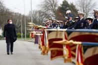 <p>Emmanuel Macron a rencontré des mousses, mardi à Brest.</p>