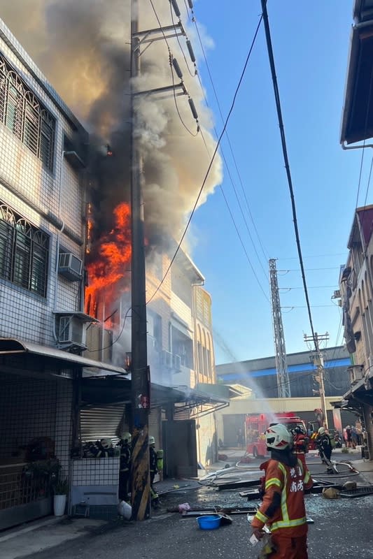 桃園平鎮民宅大火（1） 桃園市平鎮區廣豐街附近一處民宅13日清晨發生火 警，火勢夾雜濃煙一發不可收拾，桃園市政府消防局 獲報前往搶救。 （桃園市警局平鎮分局提供） 中央社記者吳睿騏桃園傳真  112年8月13日 