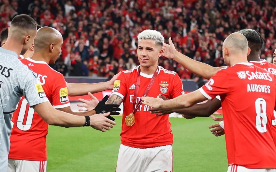 Enzo Fernandez high-fives his Benfica teammates - Jose Sena Goulao/Shutterstock