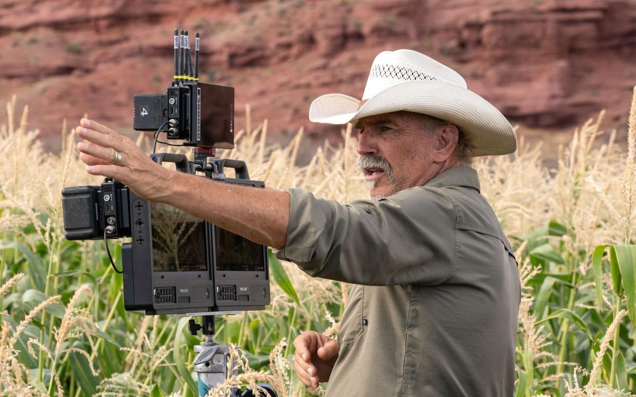 Kevin Costner am Set von "Horizon": Mit dem Western-Epos ging der Star ins Risiko. (Bild: TOBIS Film GmbH)