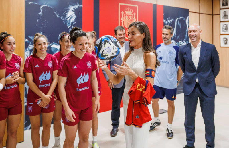 Reina Letizia con la selección femenina de fútbol 