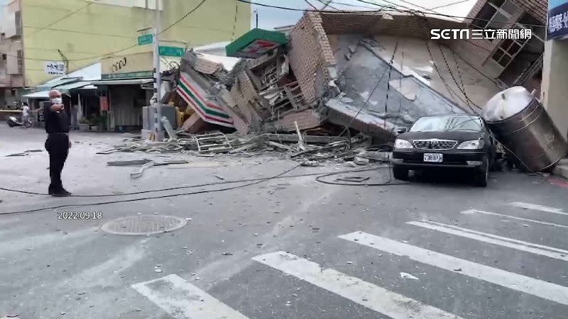 民眾的車因為地震遭到壓毀。