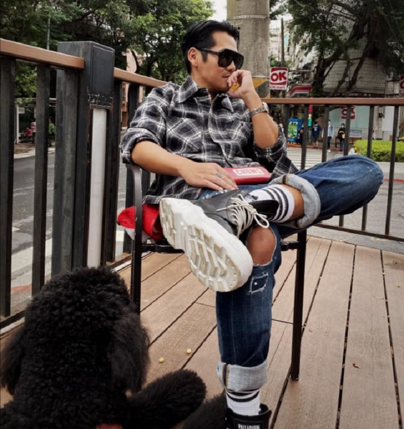 Taiwan-based Malaysian singer Gary Chaw has won social media praises for helping a stray dog that had been found knocked down in Taipei. – Picture via Facebook Gary Chaw