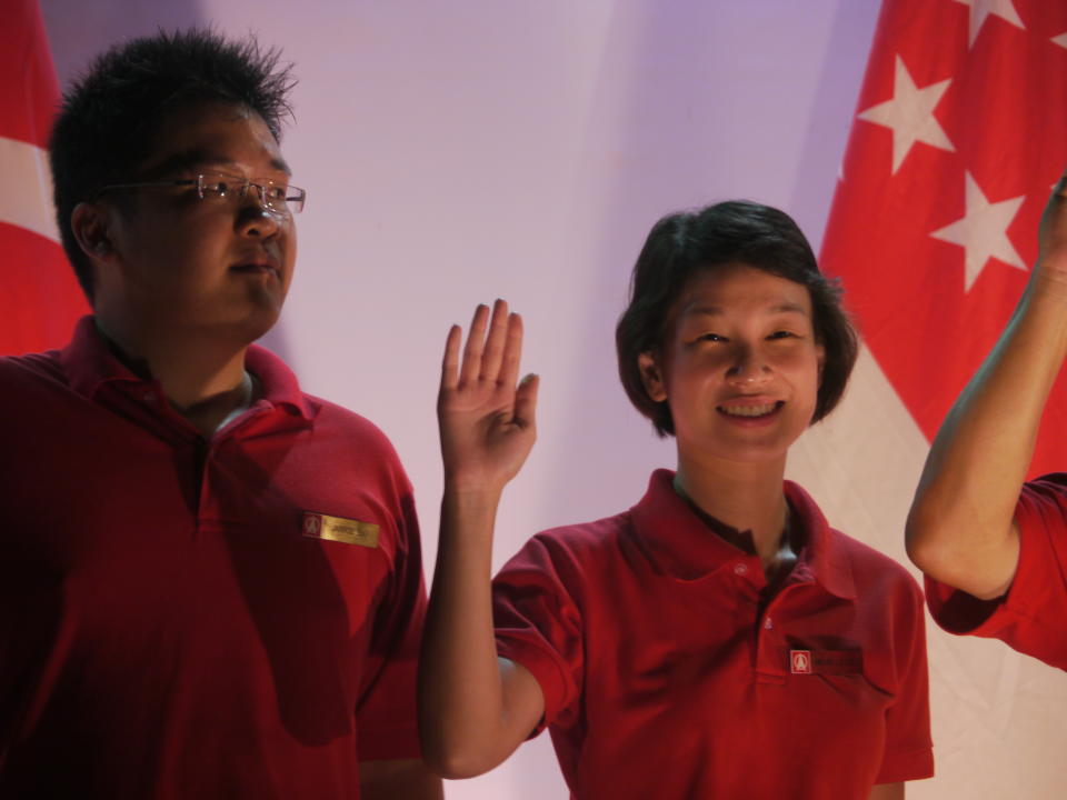 Candidates Jarrod Luo (left) and Michelle Lee Juen (right) take the SDP pledge. (Yahoo! photo/ Faris Mokhtar). 