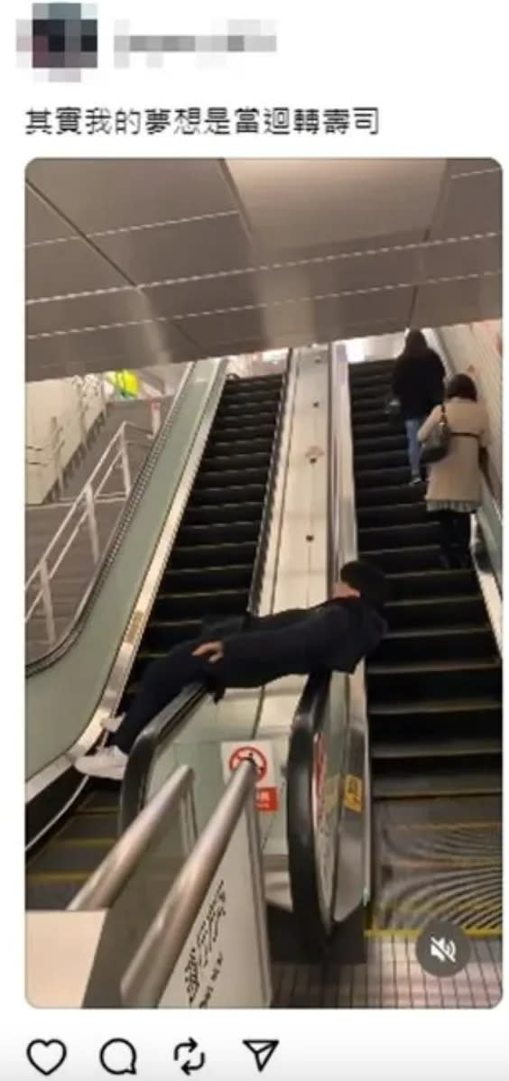 男子夥同友人惡搞捷運電扶梯，拍攝影片嬉鬧。翻攝自記者爆料網