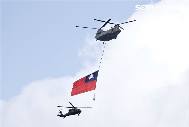  CH-47契努克直升機吊掛巨幅國旗進場。（圖／記者林聖凱攝影）