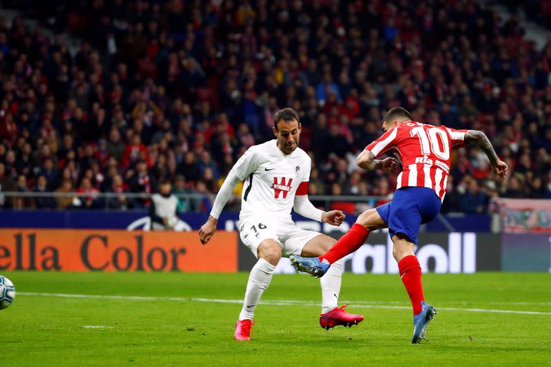 Foto del sábado de Angel Correa marcando el gol con el que Atlético Madrid derrotó 1-0 a Granada