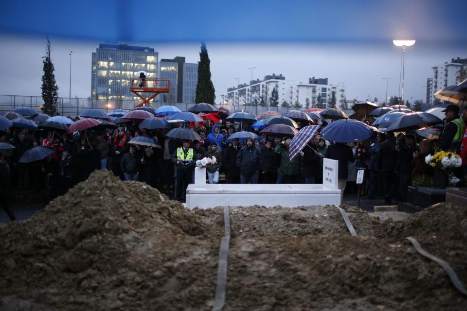 Fans await the arrival of the funeral cortege carrying the coffin of Portuguese soccer great Eusebio, before his burial at Lumiar cemetery in Lisbon January 6, 2014.