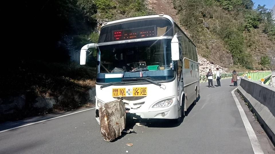 中橫公路下起「落石雨」，多部行經車輛遭落石擊中。谷關工務段提供