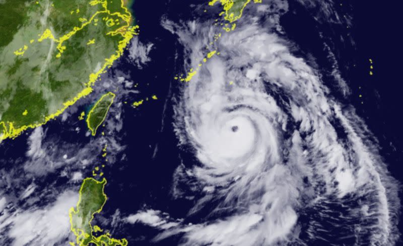▲卡努颱風未來路徑不確定性極大，但較能確定的是，週三起西南風環境的建立，將替中南部帶來連日明顯的雨勢。（圖／翻攝向日葵8號衛星）