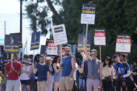 ARCHIVO - Actores y guionistas protestanfuera de los estudios Disney el 18 de julio de 2023, en Burbank, Calif. Numerosos peluqueros y maquillistas se han quedado sin trabajo por las huelgas en Hollywood. (Foto AP/Chris Pizzello)