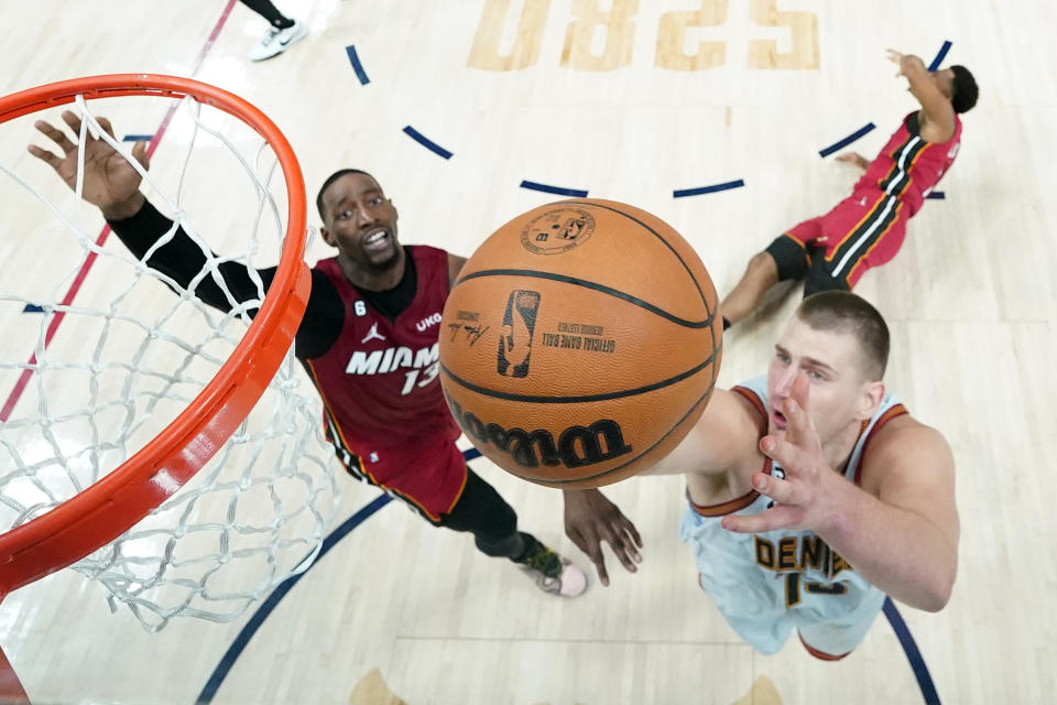 Nikola Jokic（出手者）與Bam Adebayo。（NBA Photo by Jack Dempsey - Pool/Getty Image）