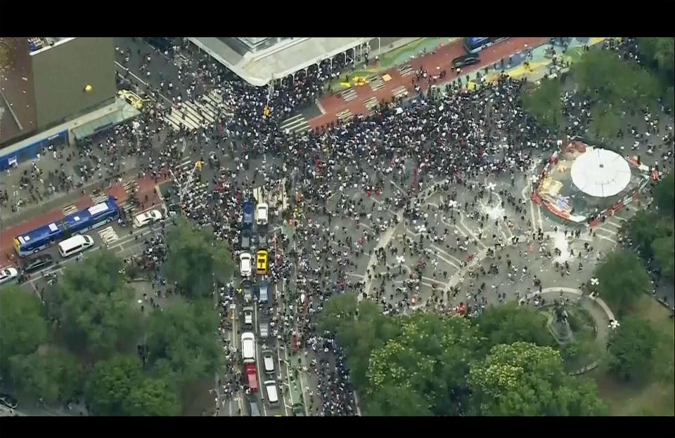 En esta imagen, tomada de un video proporcionado por la televisora WABC-TV, una multitud avanza en Union Square, el viernes 4 de agosto de 2023, en Nueva York. (WABC-TV vía AP)