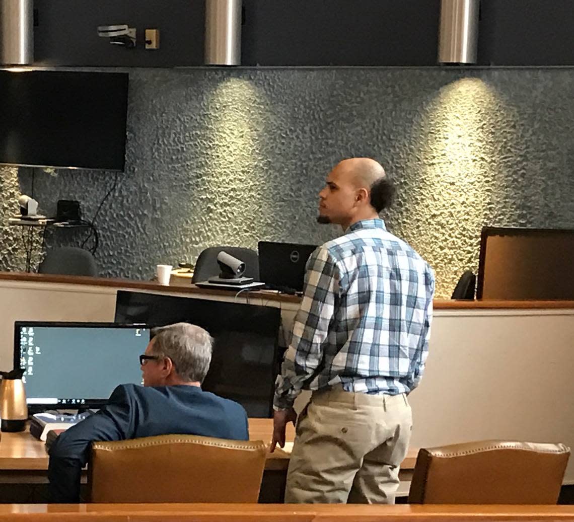 Timothy Thomas, standing, is with one of his attorneys, Jason Smith, at the Plantation Key courthouse Monday, April 23, 2018. Thomas is charged with first-degree attempted murder of a law enforcement officer stemming from an Oct. 24, 2015, gun battle with police, when he shot a Monroe County Sheriff’s Office deputy. Photo by David Goodhue