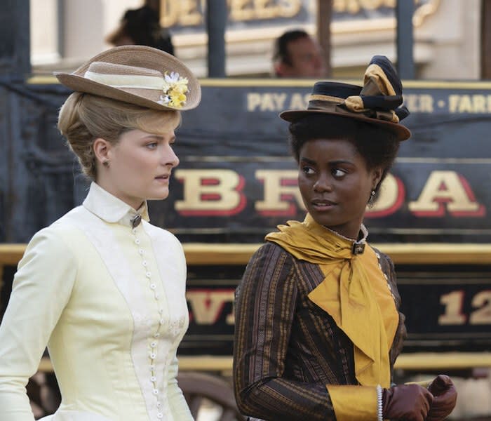 Louisa Gummer y Denée Benton en La edad dorada