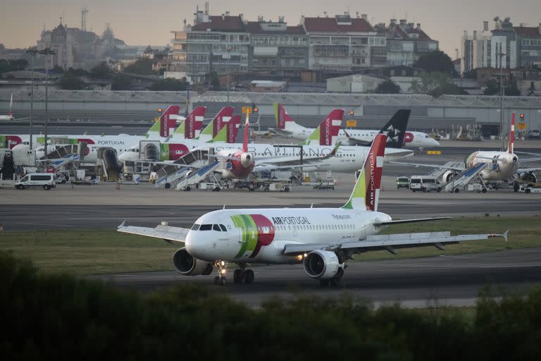 Un Airbus A310 de TAP Air Portugal aterriza en Lisboa al amanecer, el jueves 28 de septiembre de 2023.