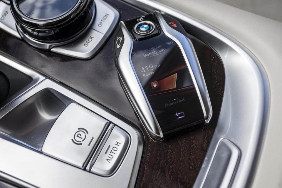 2016 BMW 7-Series key detail.