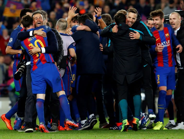 Los jugadores y el cuerpo técnico del FC Barcelona se abrazan al final del partido de la remontada contra el Paris Saint-Germain FC en la Liga de Campeones el 8 de marzo de 2017 en el estadio Camp Nou (Pau Barrena)