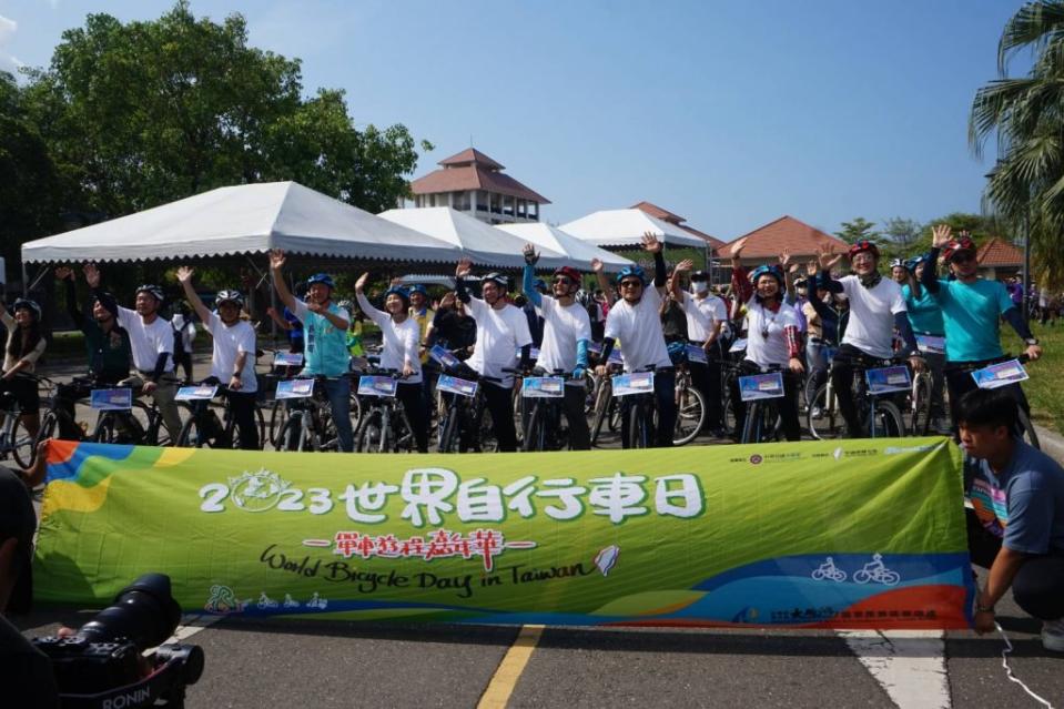 「２０２３世界自行車日-單車遊程嘉年華」活動南部場，三百多位車友齊聚東港大鵬灣，由行政院副院長鄭文燦及屏東縣長周春米（前排右六及七）領騎。（記者鄭伯勝攝）