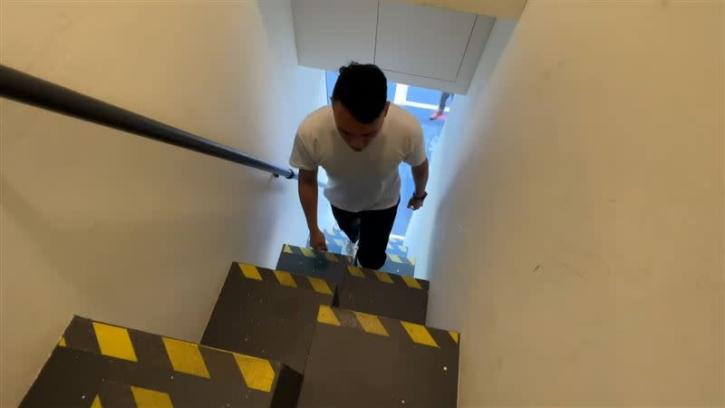打造左右不對稱樓梯的工作室業者表示，因樓梯空間狹窄，決定仿效歐洲作法蓋女巫樓梯，只要腳步一左一右踏好，非常安全好走。(圖／民眾提供)