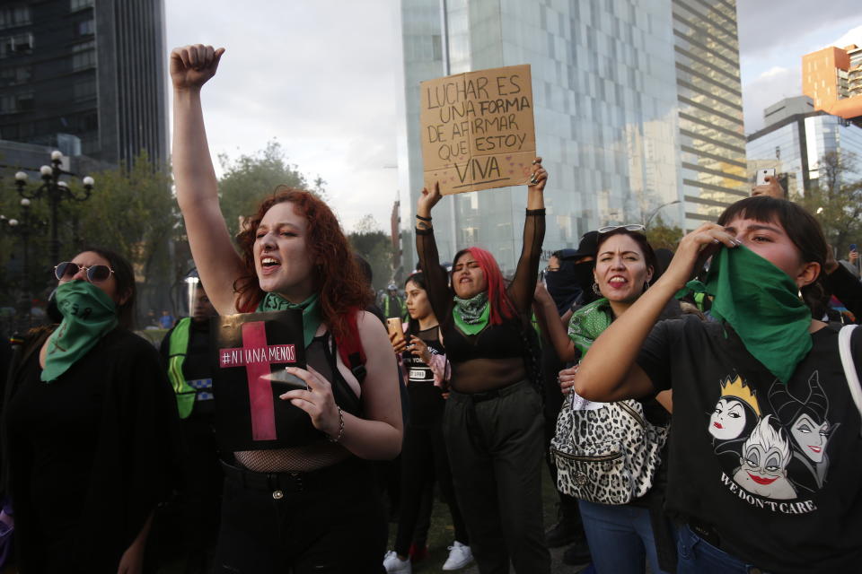 Mujeres protestan contra el reciente asesinato de dos activistas feministas, en Ciudad de México, el sábado 25 de enero de 2020. El cartel dice "Luchar es una forma de afirmar que estoy viva". (AP Foto/Ginnette Riquelme)