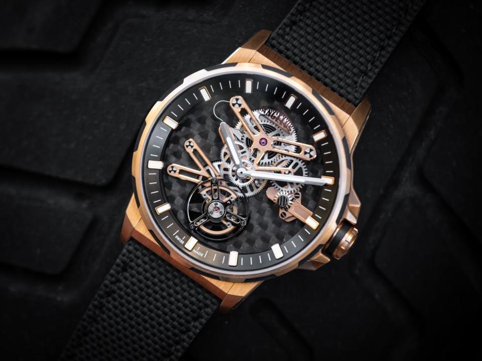 ANGELUS Gold & Carbon Flying Tourbillon 功能：時、分指示；飛行陀飛輪 機芯：手上鏈機芯 定價：約NT$2,268,000