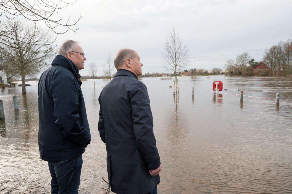 Bundeskanzler Olaf Scholz besucht ein Hochwassergebiet in Niedersachsen. (Bild: Guido Bergmann/BPA/Handout via REUTERS)