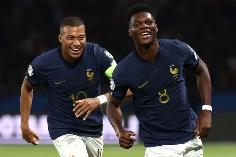 Aurelien Tchouameni y Kylian Mbappe, pura celebración