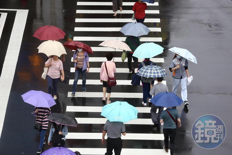 東北季風減弱，各地氣溫稍微回升，東北部及東部地區並有局部較大雨勢發生的機率。（本刊資料照）