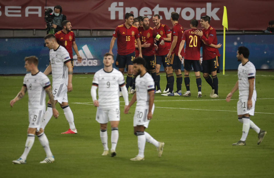 Jubel auf der einen, hängende Köpfe auf der anderen Seite. Kroos und Co. guckten den Spaniern beim 0:6 oft nur hinterher. (Bild: Burak Akbulut/Anadolu Agency via Getty Images)