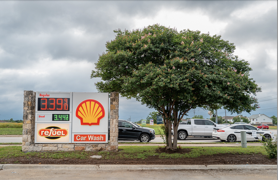 殼牌（Shell）位於美國德克薩斯州，天然氣價格的告示牌。   圖：翻攝自 環球網